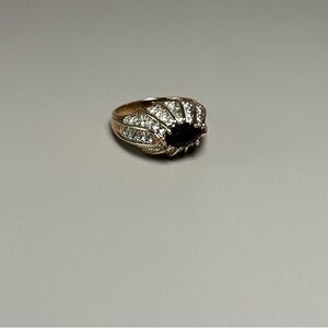 Vintage Sophisticated Gold and Black Women's Ring